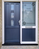 Raamfolie voordeur vrolijke bloemen met huisnr en familienaa